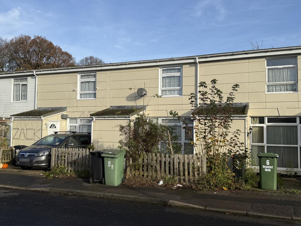 Lot: 35 - HOUSE IN NEED OF IMPROVEMENT - View of House in Need of Improvement